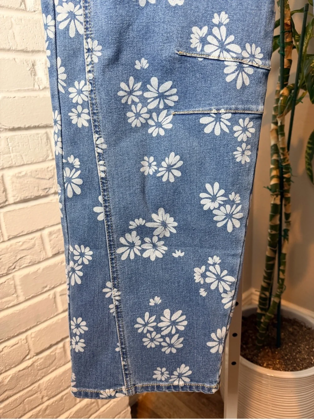 Flamingals Floral Print Barrel Style Mid Rise Cropped Barrel Jeans